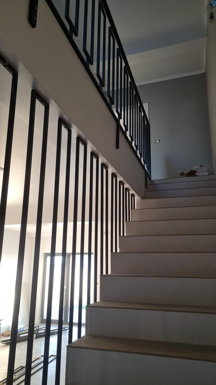 Balustradă metalică minimalistă pentru scări interioare