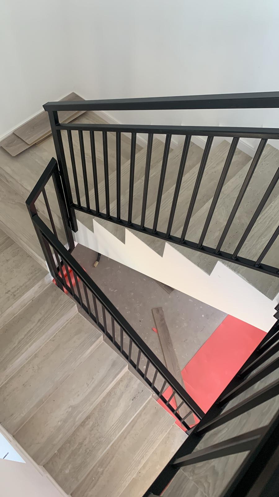 Balustradă metalică cu design minimalist pentru scări interioare