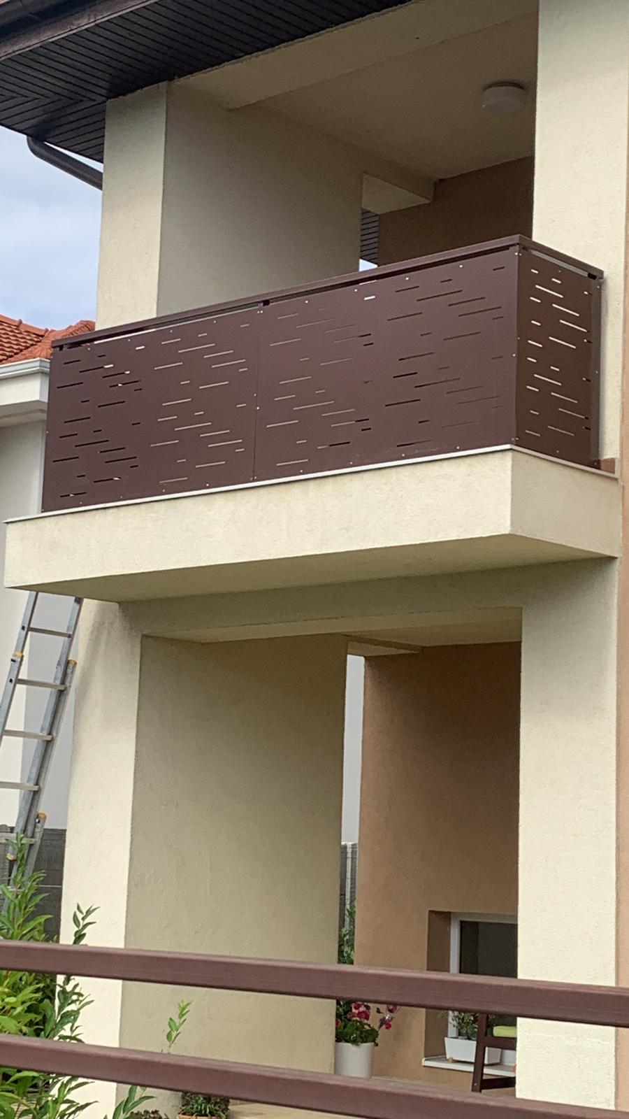 Balustradă modernă pentru balcon cu design perforat